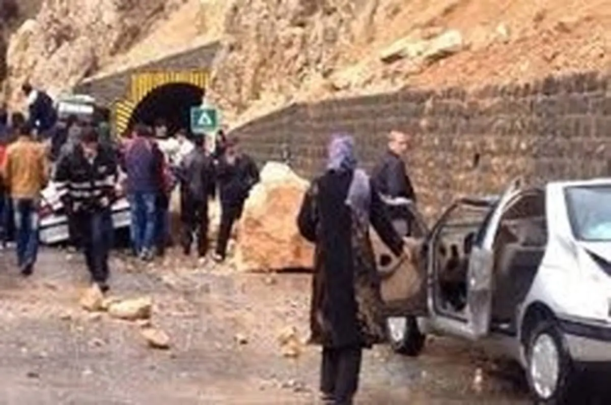 ریزش کوه در محور هراز یک کشته داد