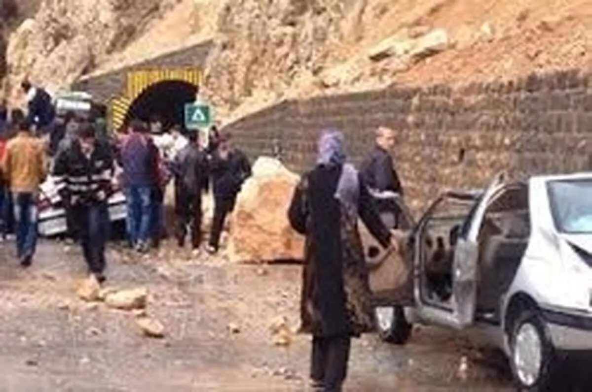 ریزش کوه در محور هراز یک کشته داد