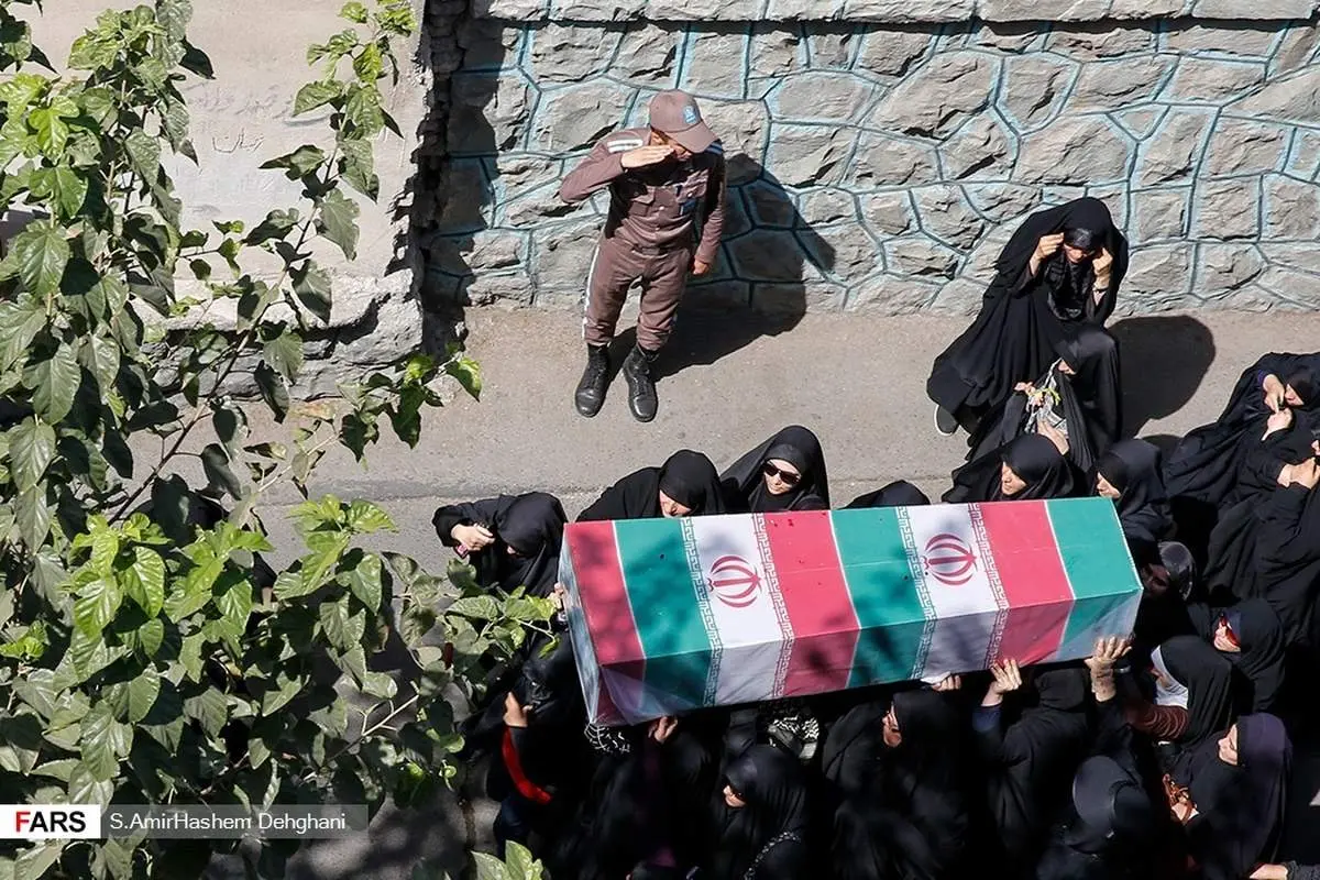 عکس: احترام نظامی سرباز به شهید گمنام