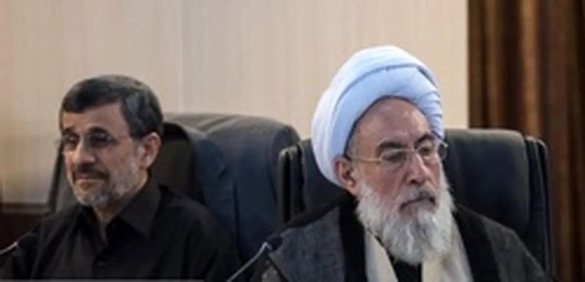 احمدی نژاد به چی یا کی می خندد؟!