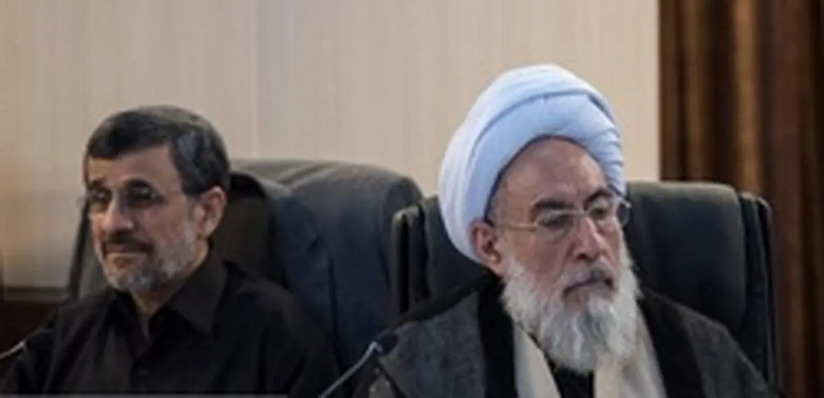 احمدی‌ نژاد به چی یا کی می‌ خندد؟!