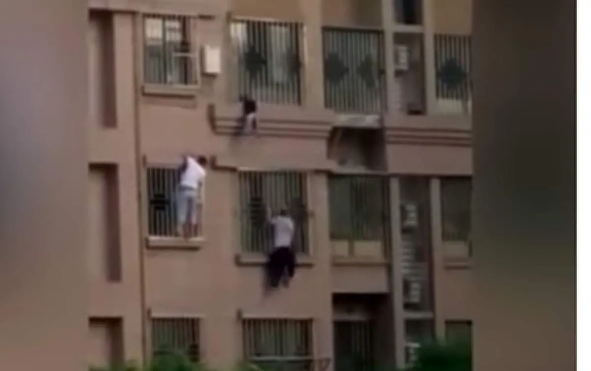 نجات جان دختربچه‌ آویزان از طبقه چهارم