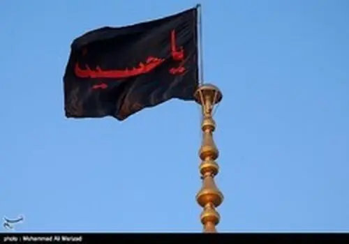 تعویض پرچم گنبد مطهر امام هشتم (ع)/عکس