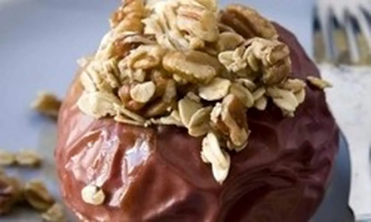 طرز تهیه سیب پخته زنجبیلی با جوی دوسر و گردو