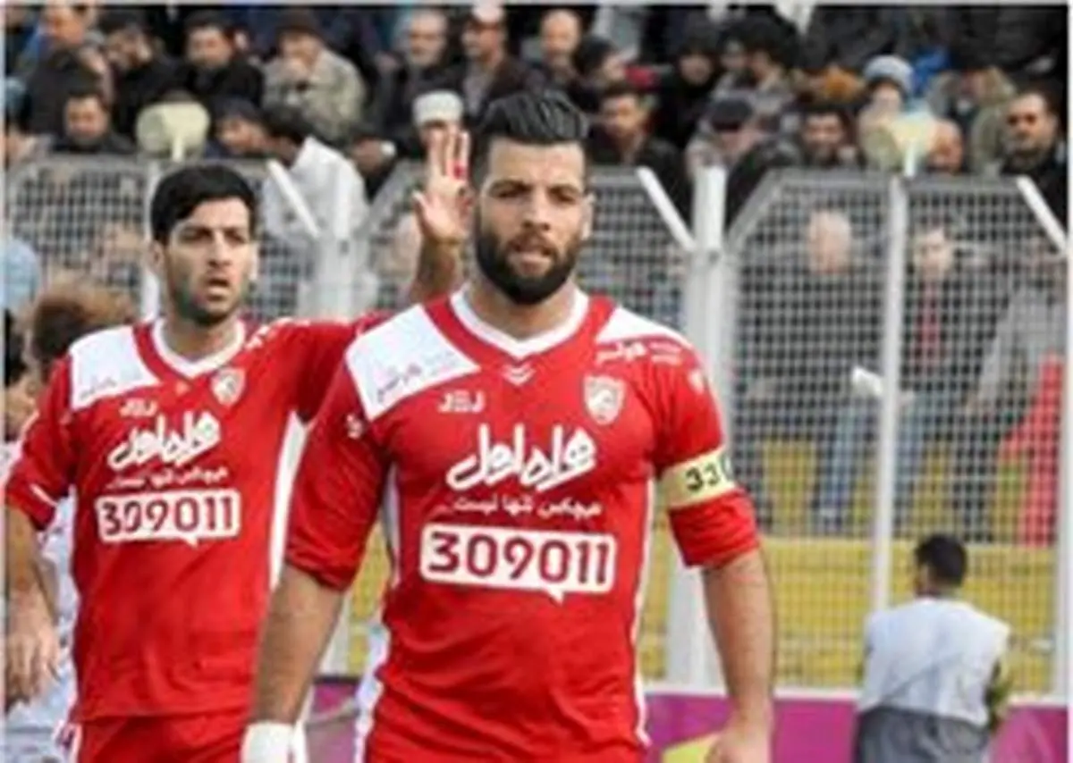 تشویق محمد عباسزاده از سوی پرسپولیسیها/ حضور ۱۵ هزار تماشاگر در ورزشگاه