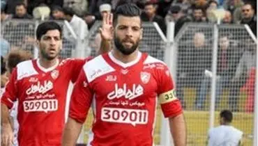 تشویق محمد عباس‌زاده از سوی پرسپولیسی‌ها/ حضور  ۱۵ هزار تماشاگر در ورزشگاه