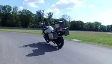 ربات موتورسیکلت بدون راننده ویراژ می دهد!