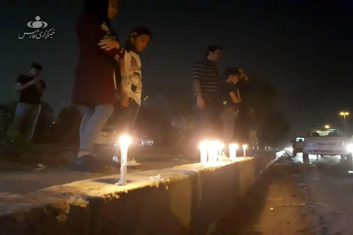 روشن‌کردن شمع به یاد شهدای حادثه تروریستی اهواز