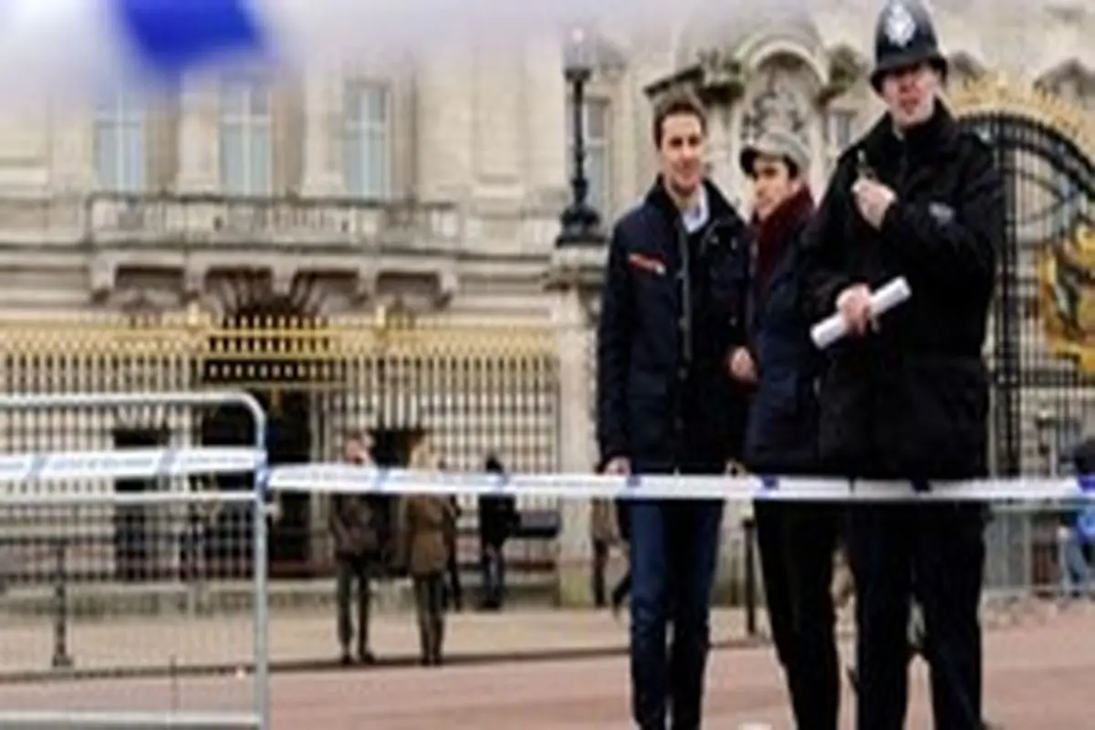 بازداشت یک فرد در ورودی کاخ سلطنتی انگلیس