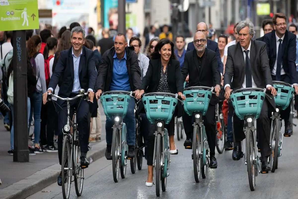 تصویری از دوچرخه‌سواری مقامات در پاریس