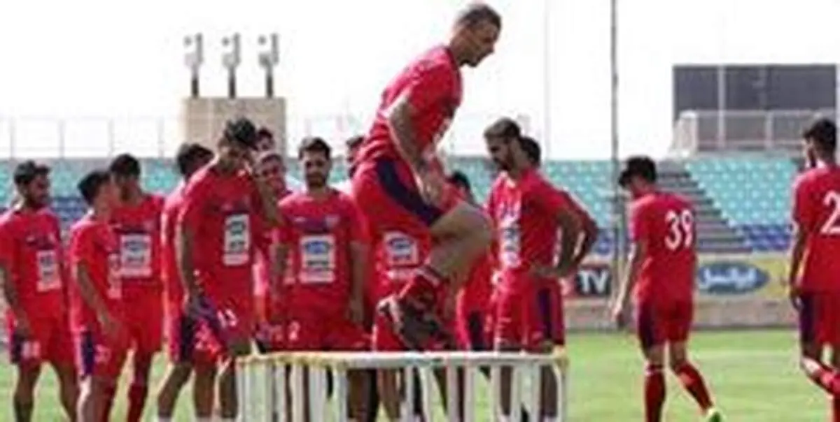 کری‌خوانی هواداران پرسپولیس برای استقلال