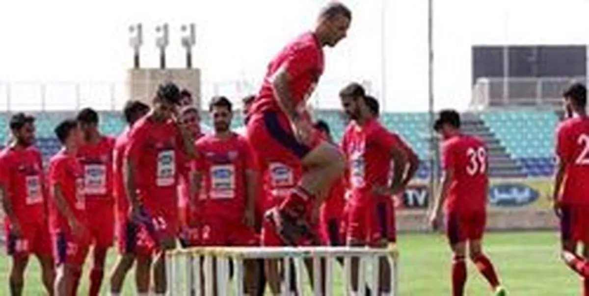 کری‌خوانی هواداران پرسپولیس برای استقلال