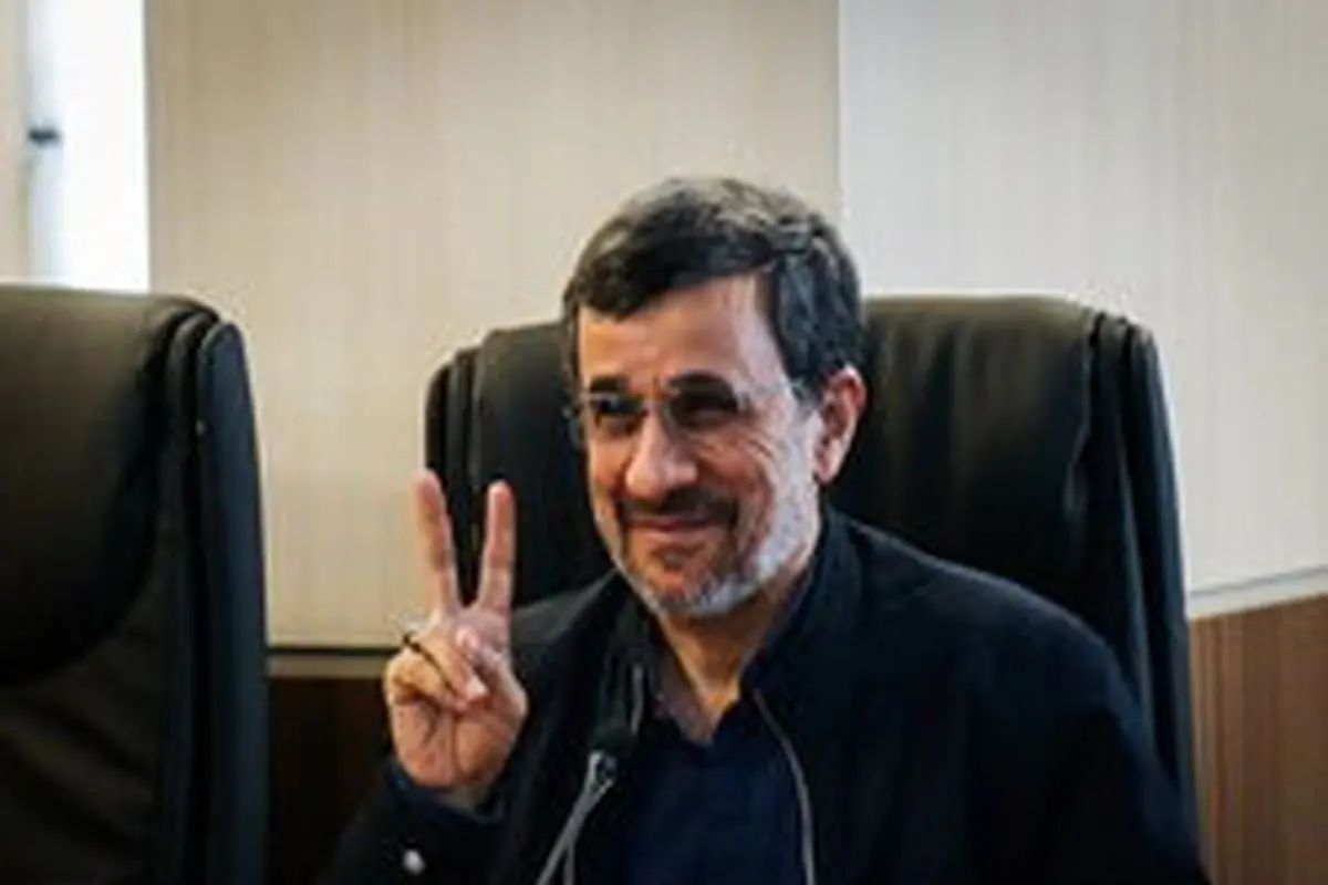 دست احمدی‌نژاد به نشان کدام پیروزی بالا آمده است؟