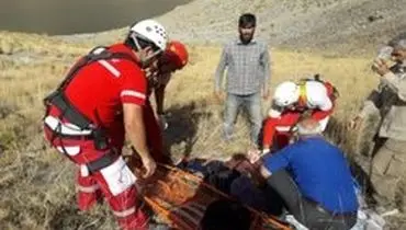 نجات راننده سقوط کرده به دره ۱۵۰ متری