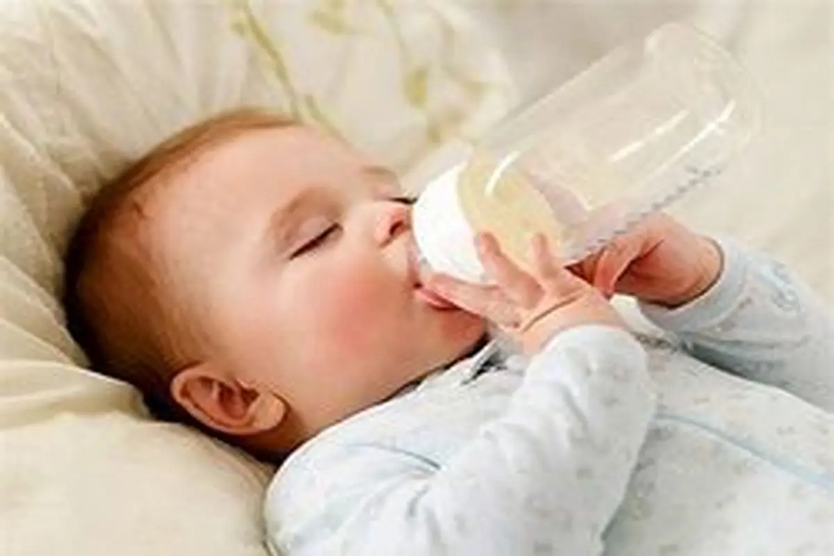 نشانه‌هایی که کودک از خوردن شیر با بطری امتناع می‌کند را بشناسید