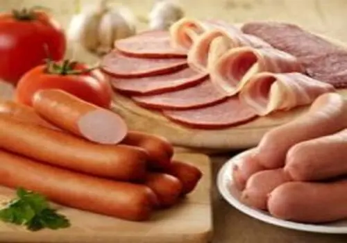 تصاویر هولناک از تولید سوسیس و کالباس با گوشت گراز

