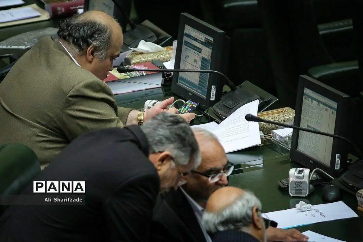 نماینده‌ای که در مجلس مشغول بازی با موبایل بود: من باید به شما توضیح بدهم؟