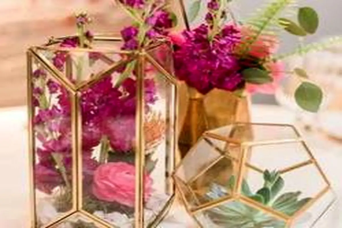 گلدان چند ضلعی شیشه‌ای و مدرن برای روی میز