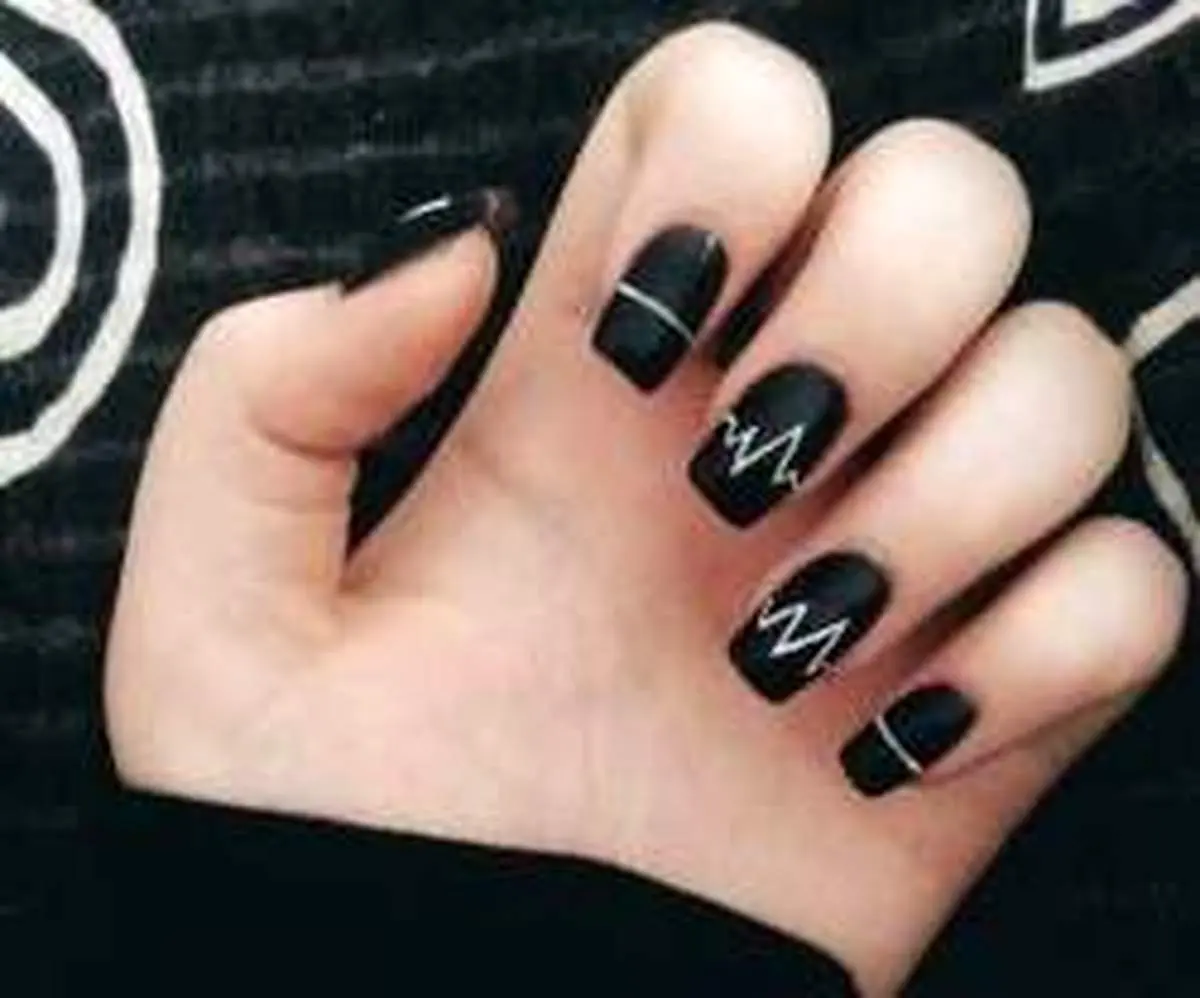 طراحی ناخن با لاک مشکی مات و براق