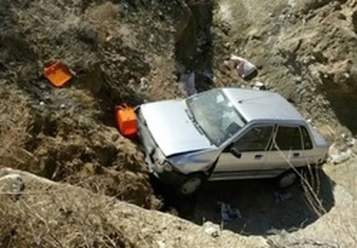 سقوط یک خودرو از پل در اتوبان قم ـ کاشان