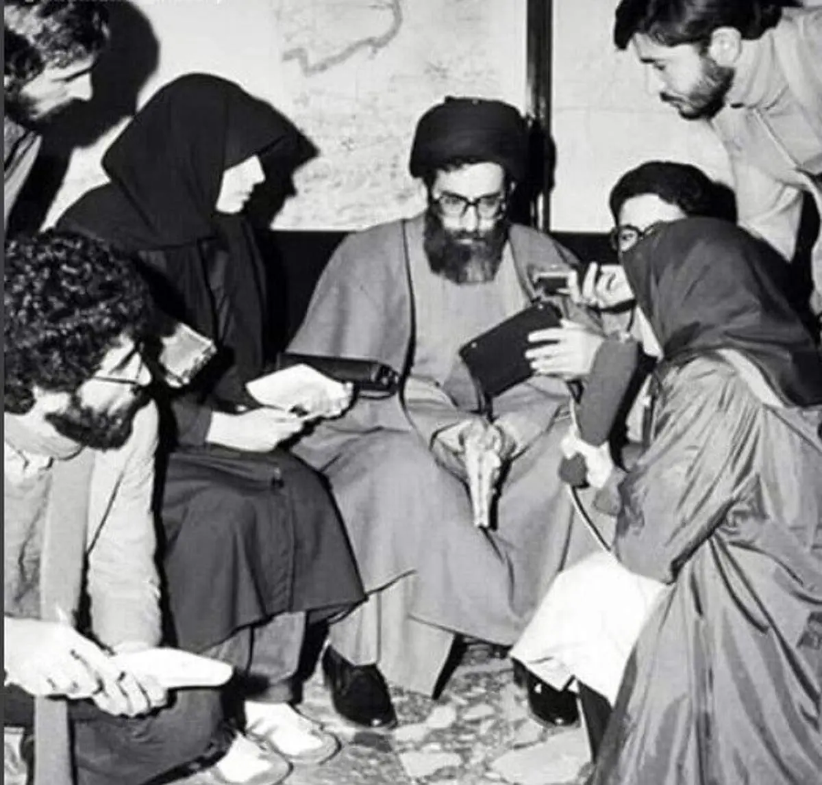 تصویری از دوران ریاستجمهوری رهبر انقلاب