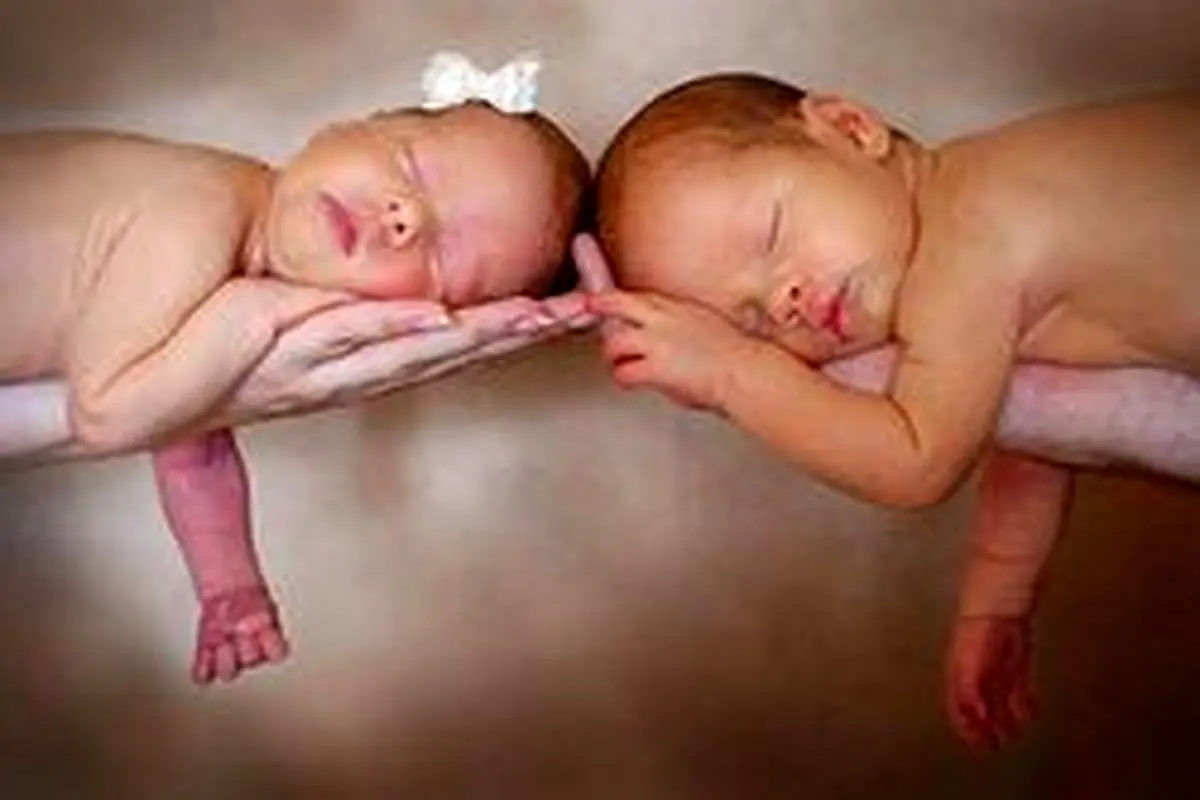 آموزش روش صحیح شیر دادن به نوزادان دوقلو