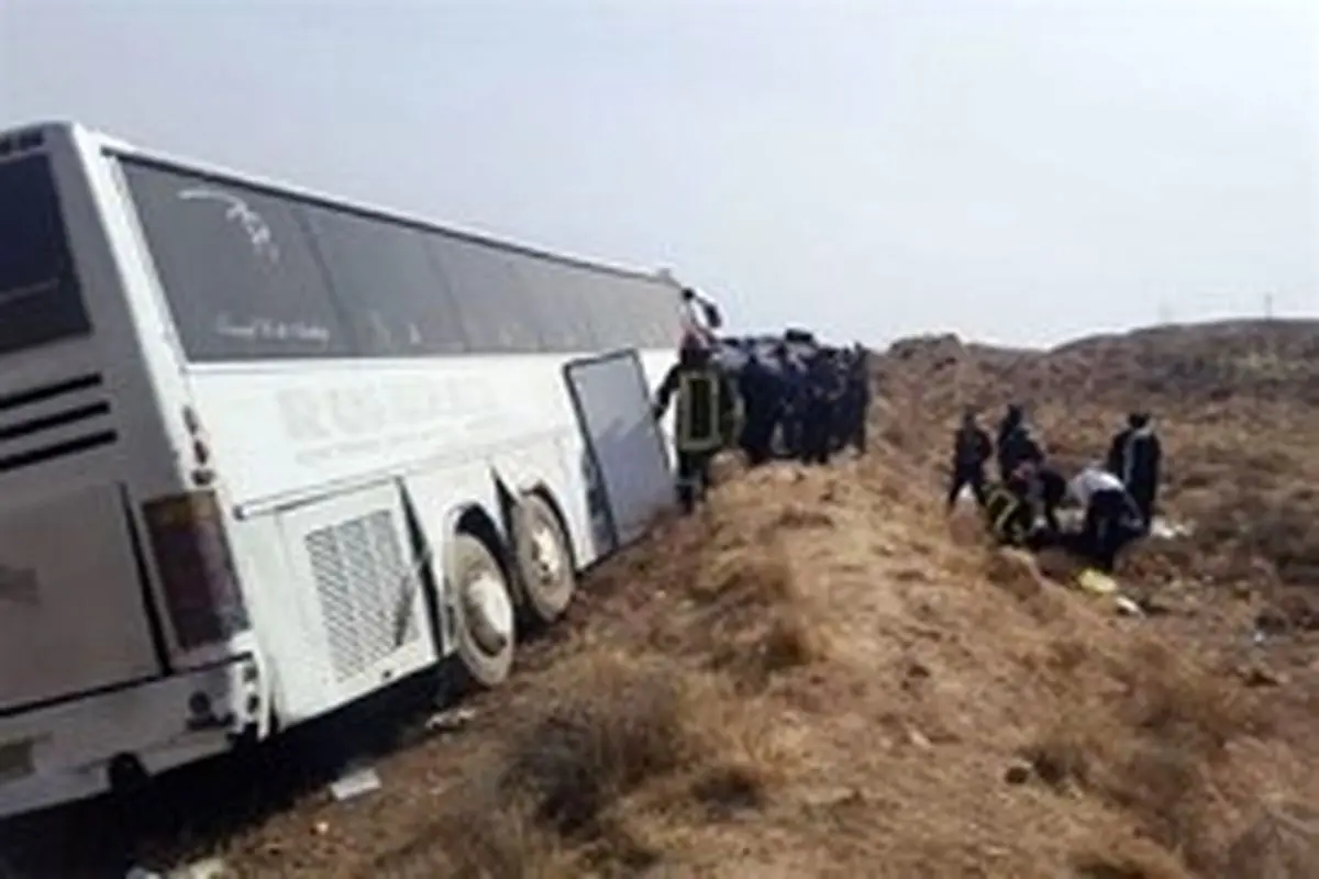 واژگونی اتوبوس در مرودشت ۲۰ کشته و مصدوم داشت