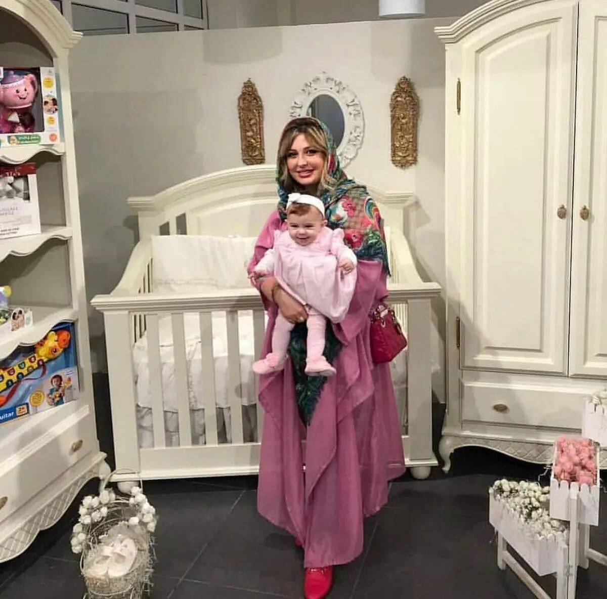 رونمایی خانم بازیگر معروف از دخترش لنا+عکس