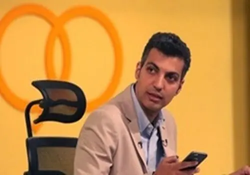 عادل فردوسی پور با دکوری شبیه به برنامه 90 بازگشت+ عکس