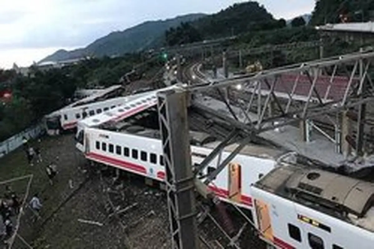 خروج قطار از ریل در تایوان با ۲۲ کشته و ۱۷۱ زخمی