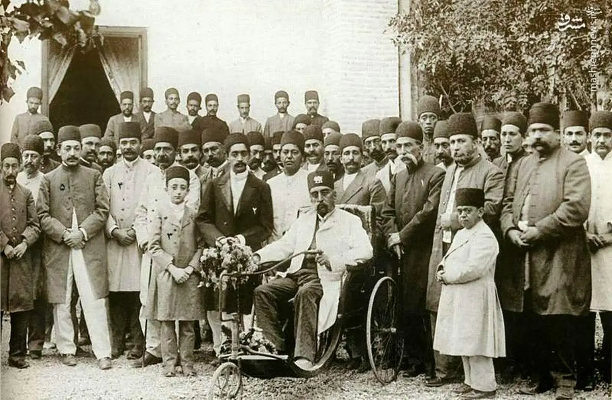 تصویری از سه‌چرخه‌ سواری مظفرالدین شاه
