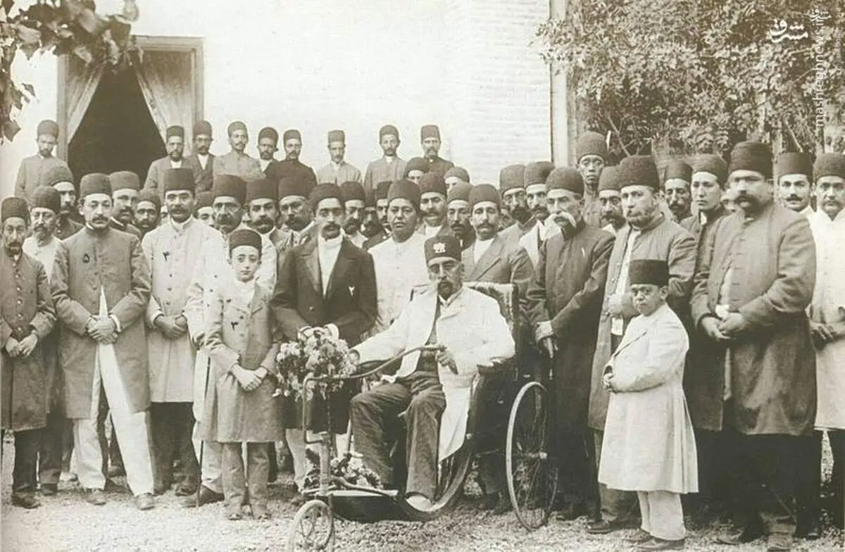 تصویری از سه‌چرخه‌ سواری مظفرالدین شاه