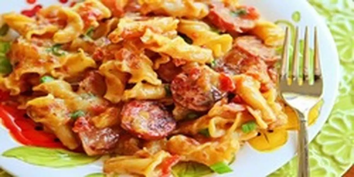 طرز تهیه ماکارونی با سویا و سوسیس