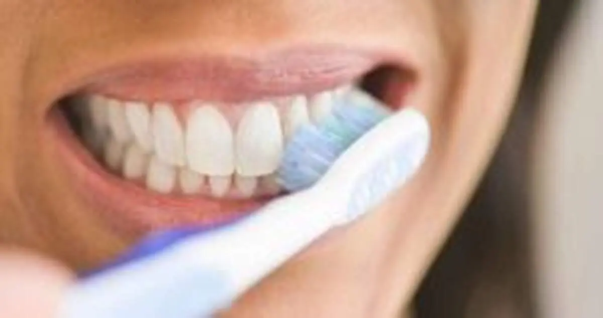 چرا هنگام مسواک زدن لثه خونریزی می‌کند؟