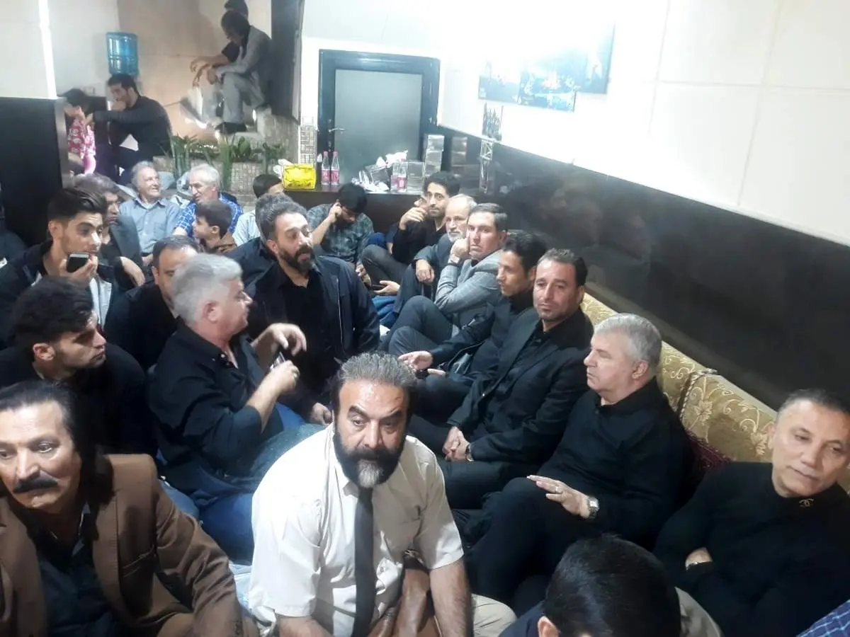 عکسی از عزاداری علی پروین در مراسم اربعین