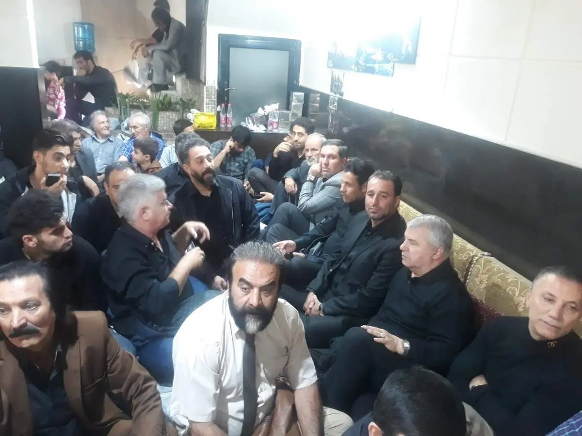 عکسی از عزاداری علی پروین در مراسم اربعین