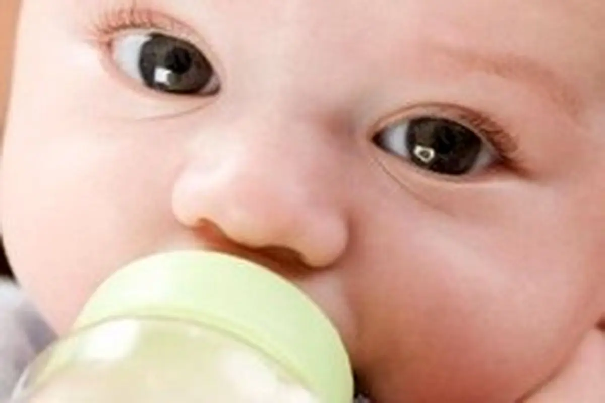 هرگز نوزاد خود را مجبور به شیر خوردن نکنید