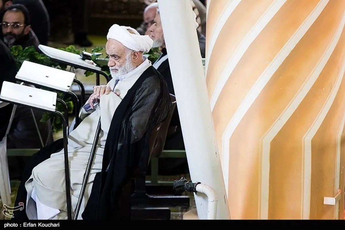 تصویری از قرائتی در نمازجمعه تهران