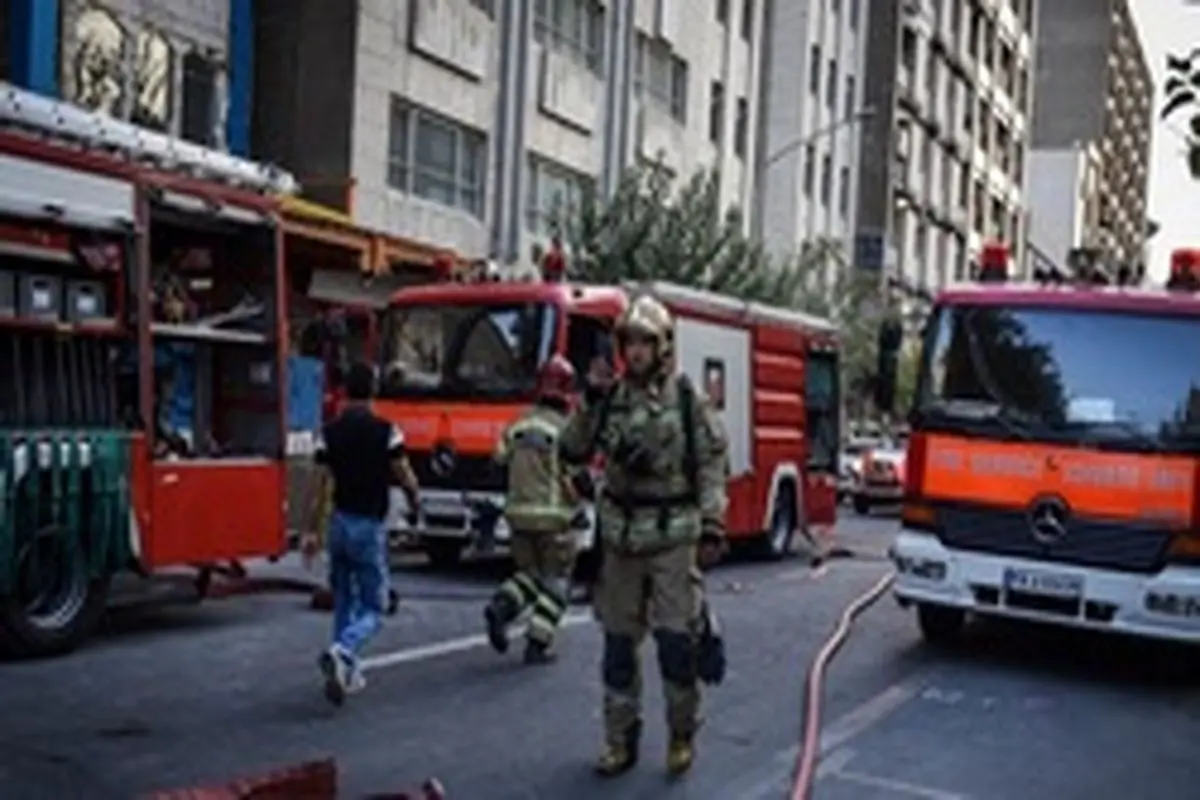 آتش سوزی و به جا ماندن ۳ مصدوم در برج در حال ساخت مشهد