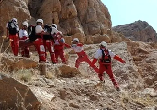 لحظات نفسگیر نجات ۵ گردشگر در آبشار لوه گلستان+فیلم