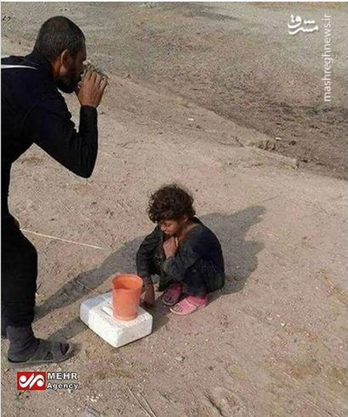 پذیرایی یک کودک فقیر از زائران اربعین +عکس