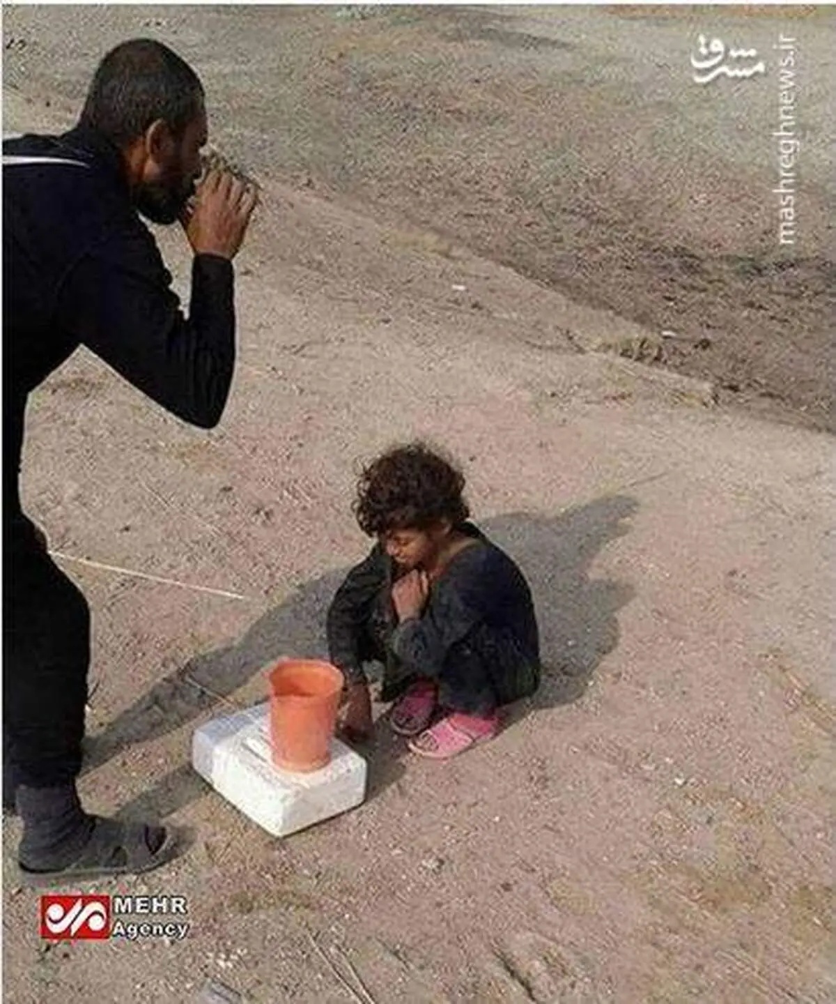 پذیرایی یک کودک فقیر از زائران اربعین +عکس