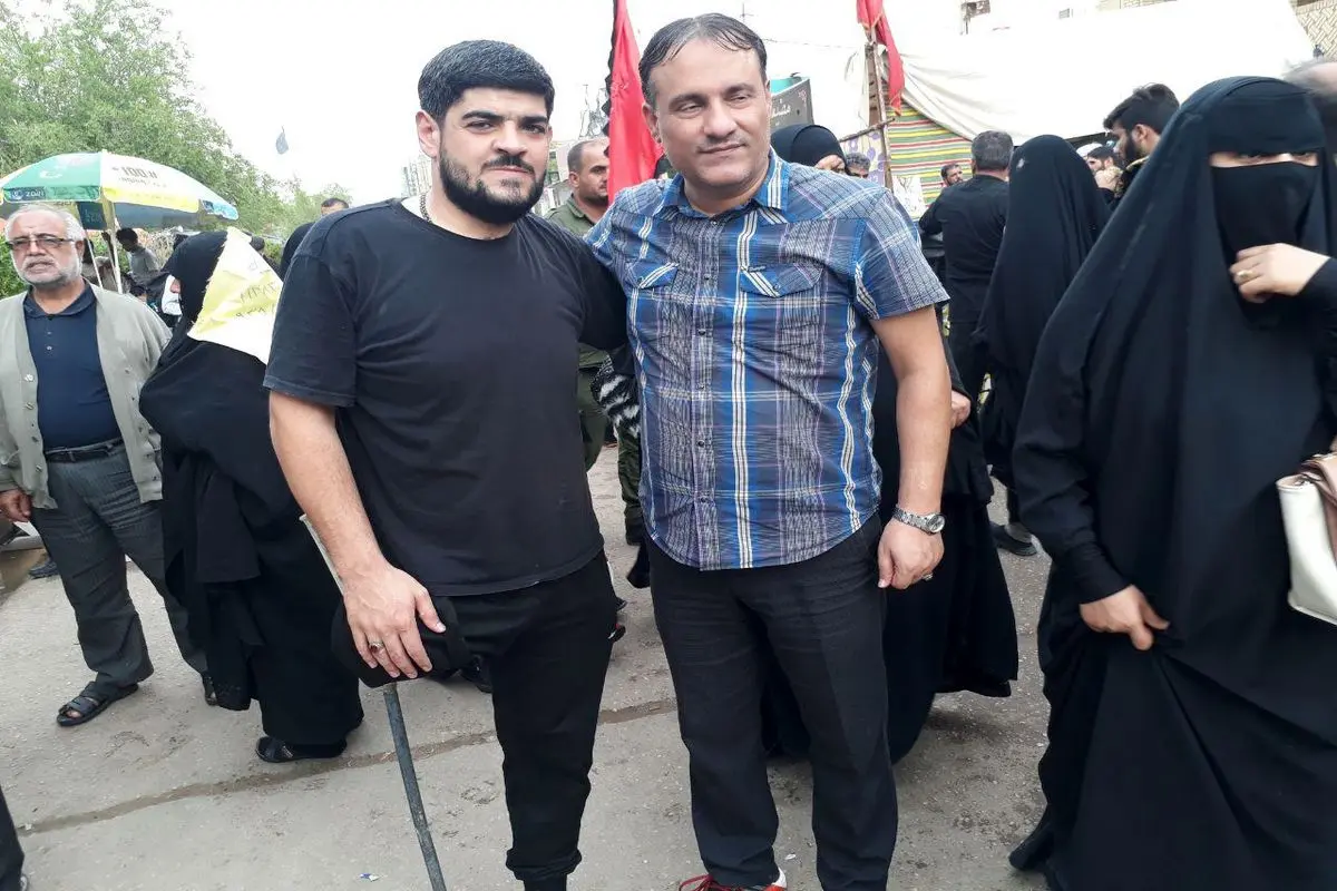 تصویری از پیاده روی زائر آذربایجانی با یک پا