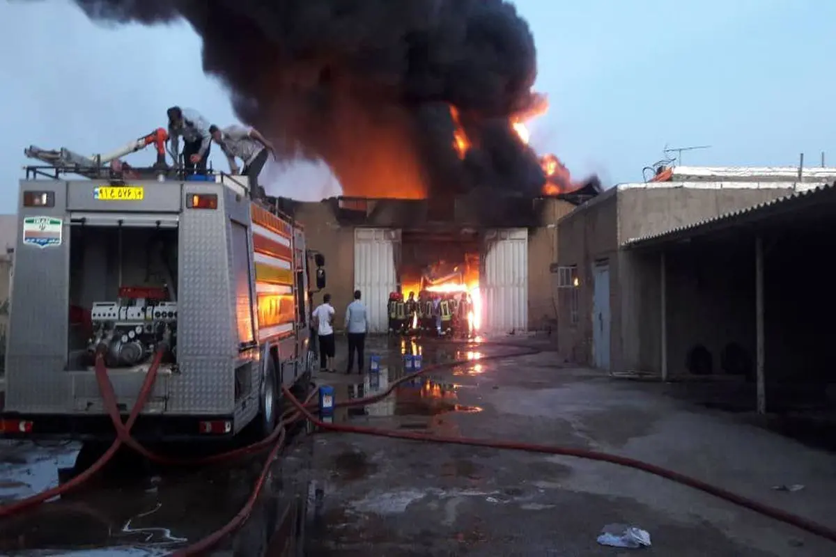 آتش‌سوزی انبار روغن در اهواز پس از ۴ ساعت و با یک کشته و ۲ زخمی مهار شد +ویدیو