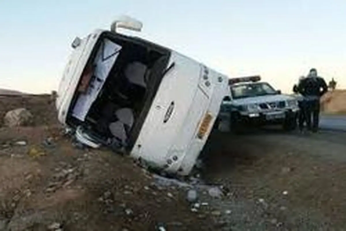 واژگونی اتوبوس در محور شیراز به دشت ارژن