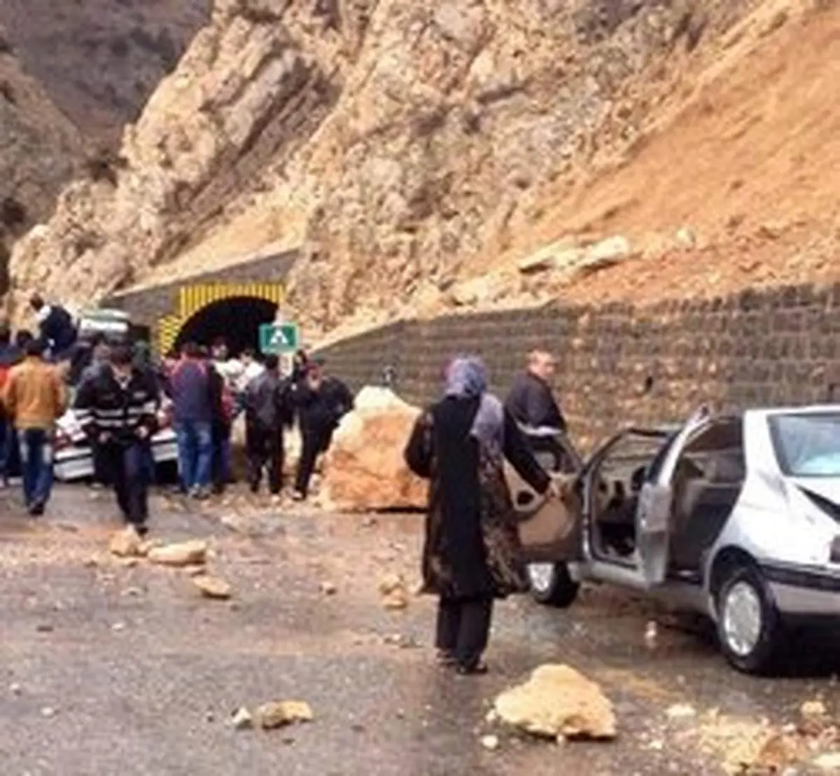احتمال ریزش سنگ در جاده چالوس