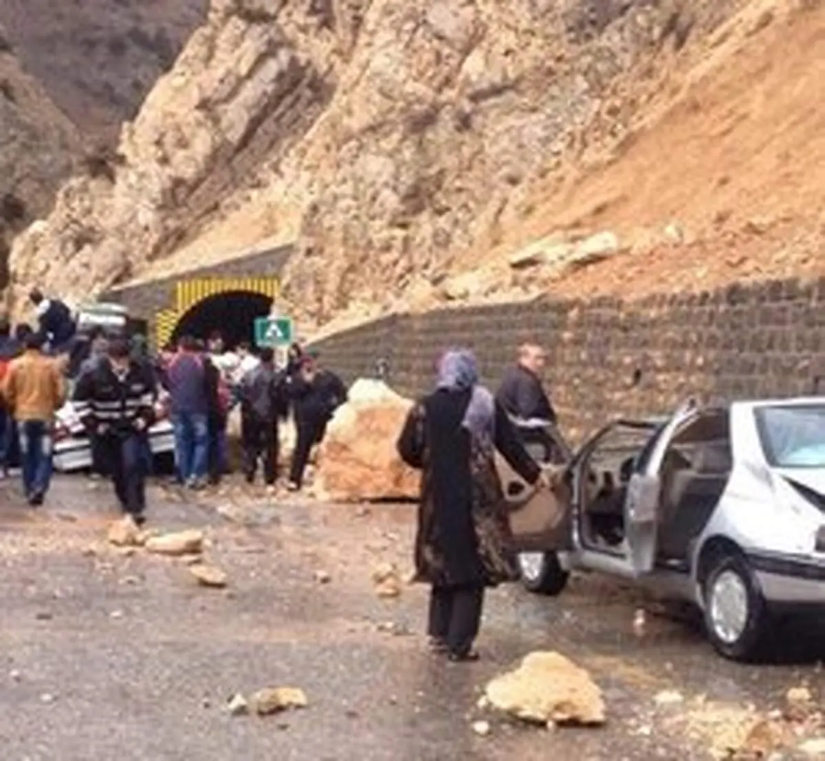 احتمال ریزش سنگ در جاده چالوس