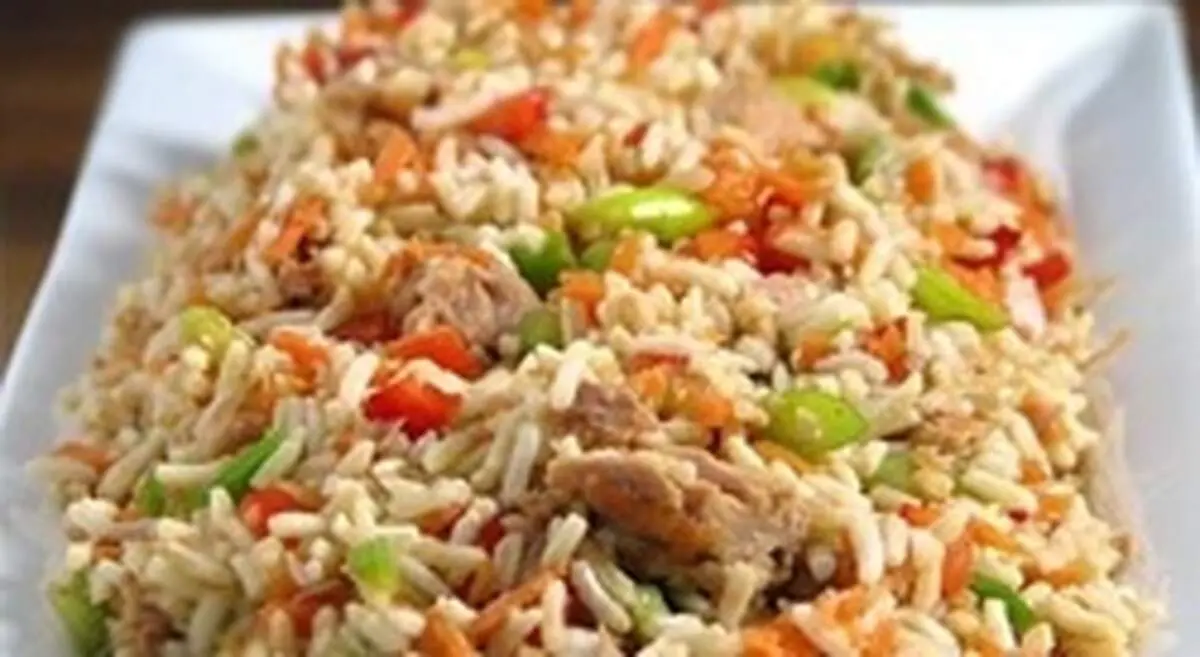 ۲ دستور تهیه آسان پلو تن ماهی با گوجه و سبزی