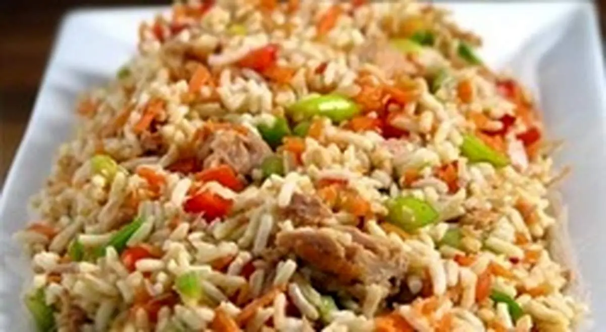 ۲ دستور تهیه آسان پلو تن ماهی با گوجه و سبزی