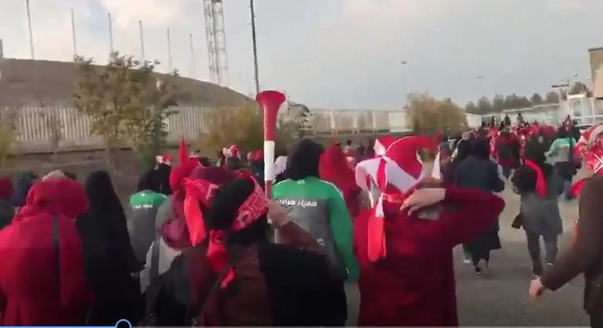ویدیو| ورود بانوان شیپور زن پرسپولیس به ورزشگاه آزادی